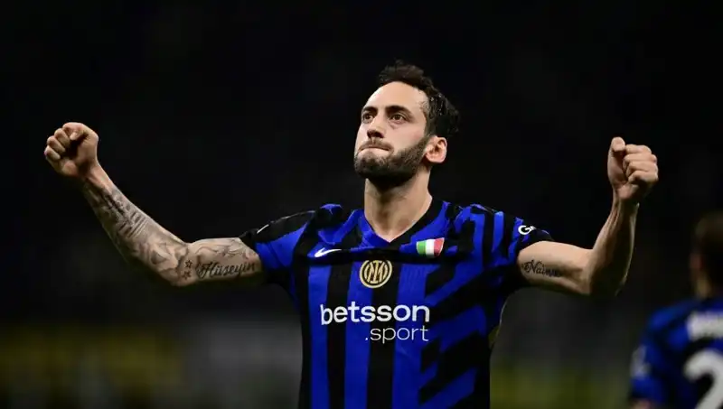 Hakan Çalhanoğlu, Tatilde Ama Inter'e Dönmeye Hazırlanıyor!