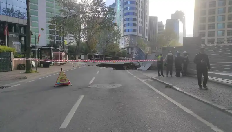 Sarıyer'de Yol Çökmesi: Cadde Trafiğe Kapalı, Vatandaşlar Endişeli!