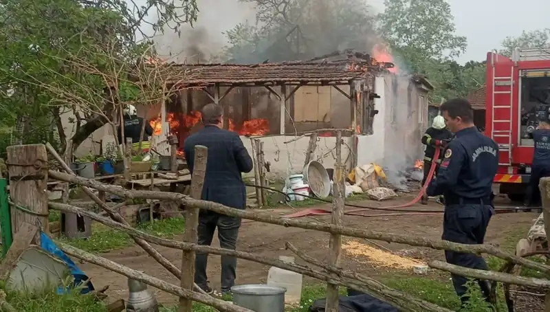 Elektrik Kontağından Kaynaklanan Yangın, Evi Kullanılamaz Hale Getirdi