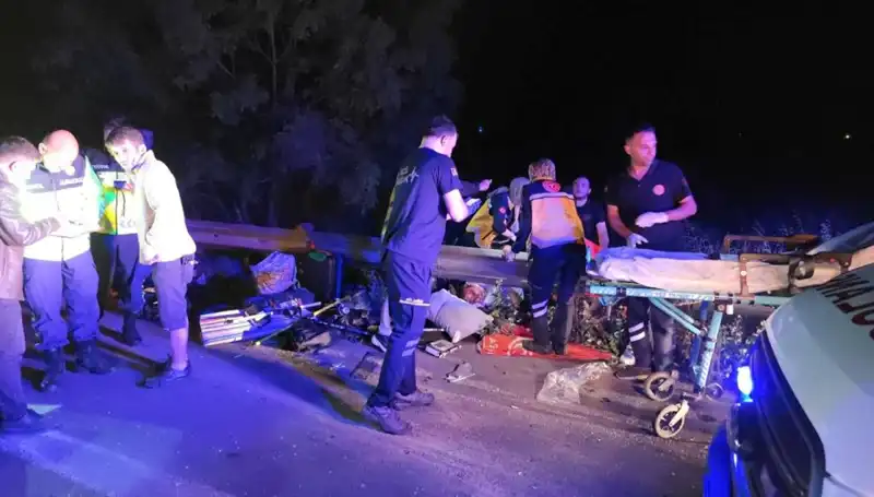 Minibüs Kazası: Yolcular Dehşet Anları Yaşadı, Hayatları Tehlikeye Girdi!