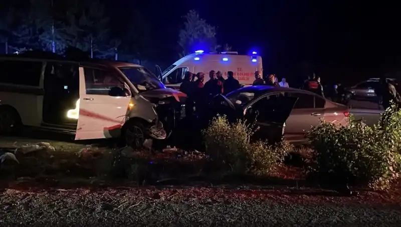 Ters Yön Faciası: Kafa Kafaya Çarpışma Sonucu Ölü ve Yaralılar Var