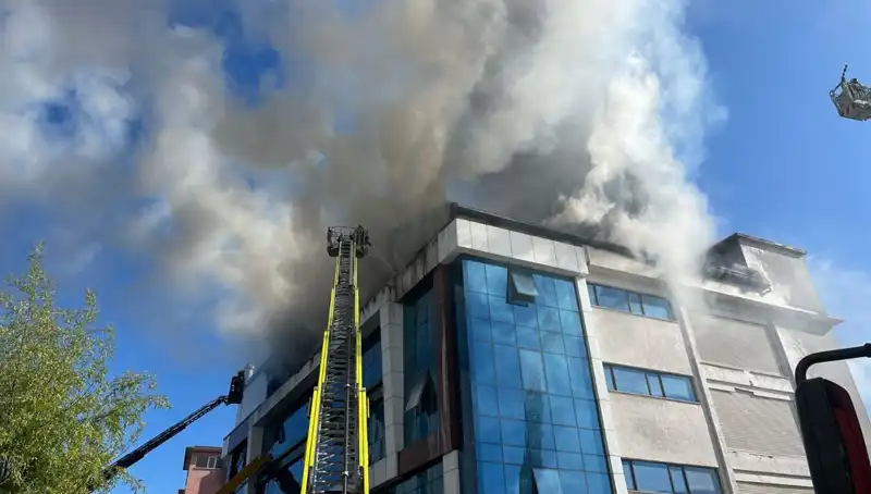Esenyurt'ta Tekstil Atölyesinde Büyük Yangın: Sıcak Anlar Yaşandı