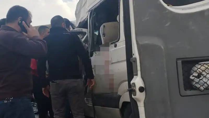Van'da Minibüs ve Kamyonet Çarpıştı: 6 Kişi Hayatını Kaybetti, 8 Yaralı