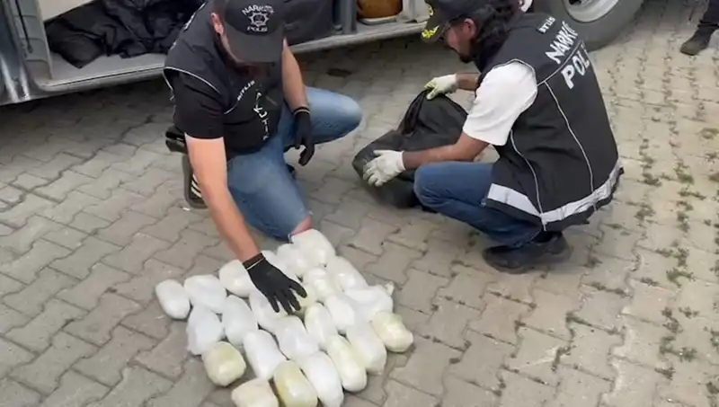 Yolcunun Valizinde Çığır Açan Uyuşturucu Yakalandı: 13 Kilo Metamfetamin