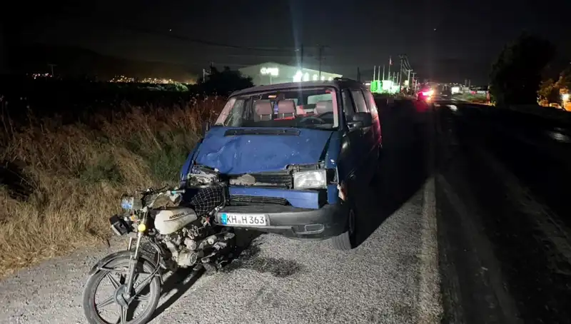 Söke'de Minibüs Motosiklete Çarptı, Üç Yaralı: Kaza Anı Güvenlik Kamerasında