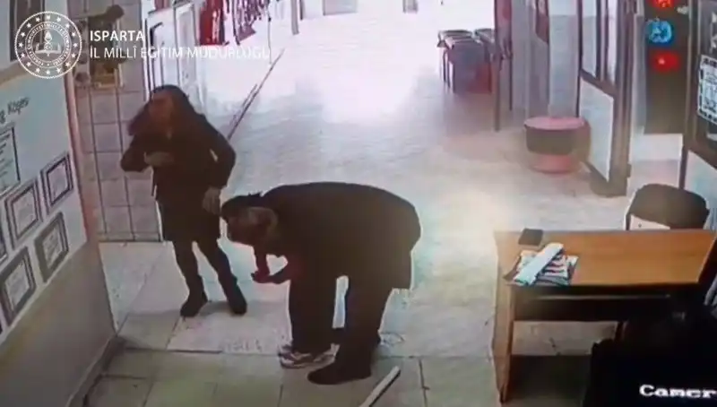 İlkokulda Öğretmenin Cesareti: Heimlich Manevrası ile Hayat Kurtarma