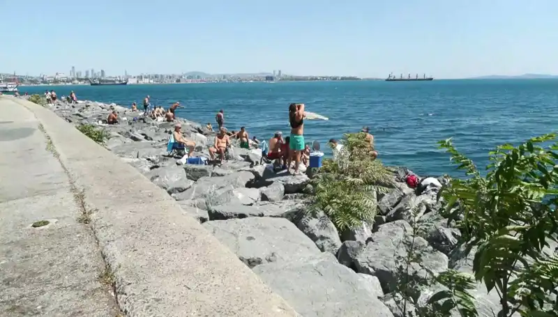 İstanbul’da Güneşin Sıcaklığı Artarken Sahiller Dolduruluyor