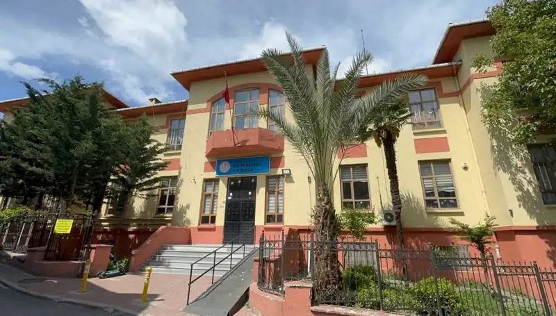 Depremde Hasar Gören Okullar Tekrar Kapatıldı: Güvenlik Riski Artıyor