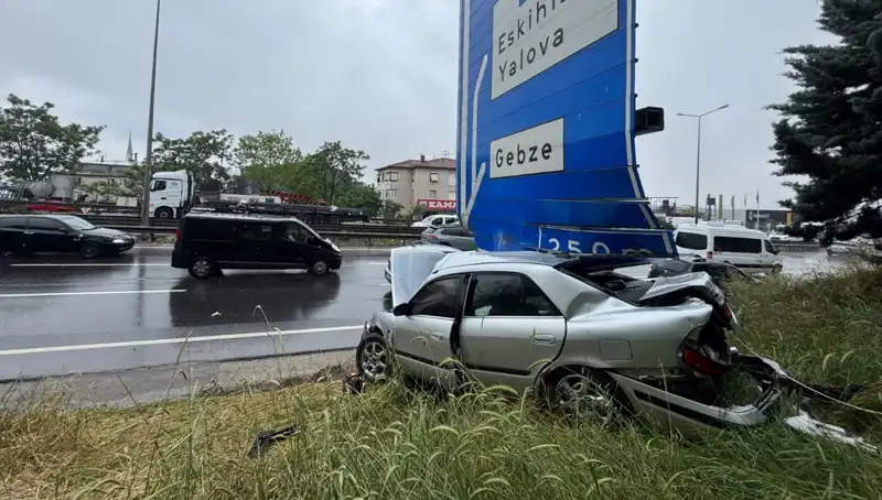 Trafik Levzasına Çarpan Araçta Bir Yaralı, Kazanın Sebebi Ne Olabilir?