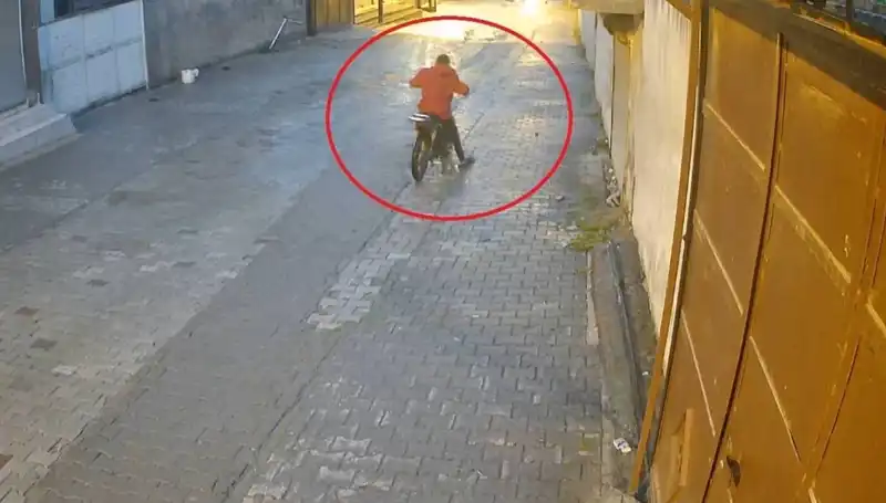 Hırsızlık Olmaz Dedi! Motosiklet Arızalansa Da Hırsız Faaliyetlerine Devam Etti