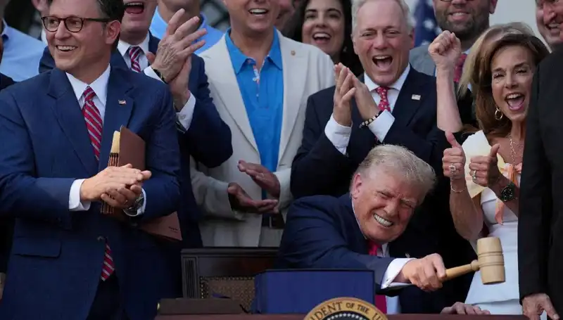 Trump, Uzun Beklenen "Büyük, Güzel Yasa Tasarısı"nı İmzaladı: Neler Değişecek?