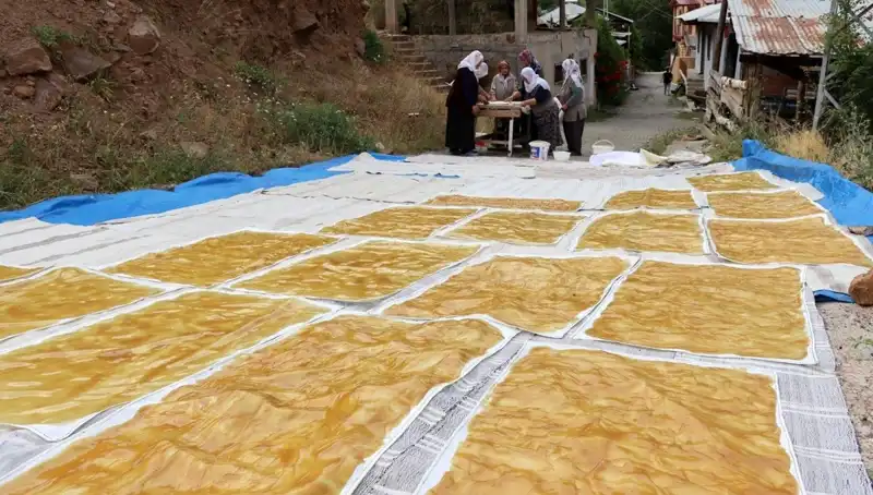 Kışın Sofralarını Şenlendirecek: Dev Kazanlarda Hazırlanan Odun Ateşi Yemekleri