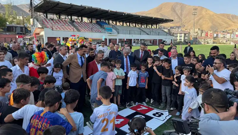 Hakkari’de Çizgi Film Kahramanlarıyla Anadolu Şenliği Coşkusu Yaşanıyor