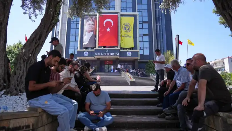 Ücretlerini Alamayan İşçilerden Dikkat Çekici Oturma Eylemi