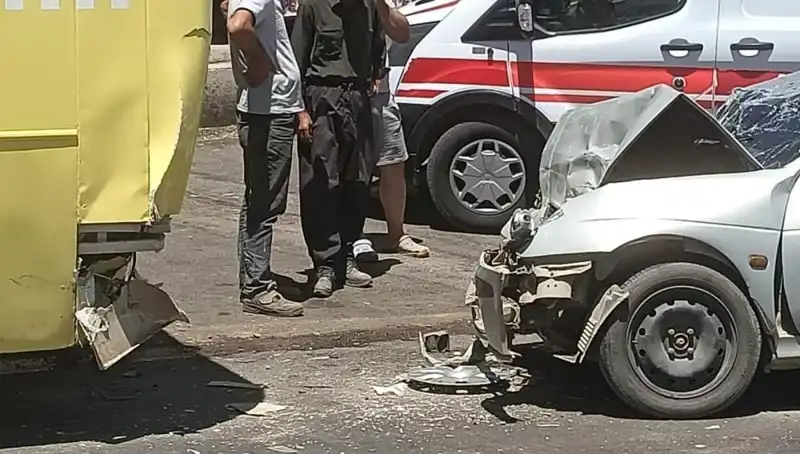 Şehir İçi Ulaşımda Korkutan Kaza: Halk Otobüsü ile Araç Çarpıştı