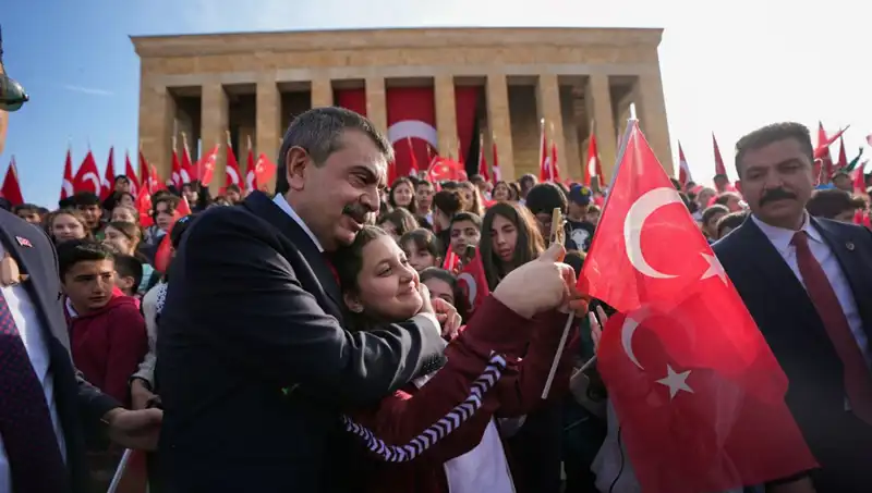 Anıtkabir’de Bakan Tekin ve Çocuklar: Geçmişten Geleceğe Bir Bağlantı