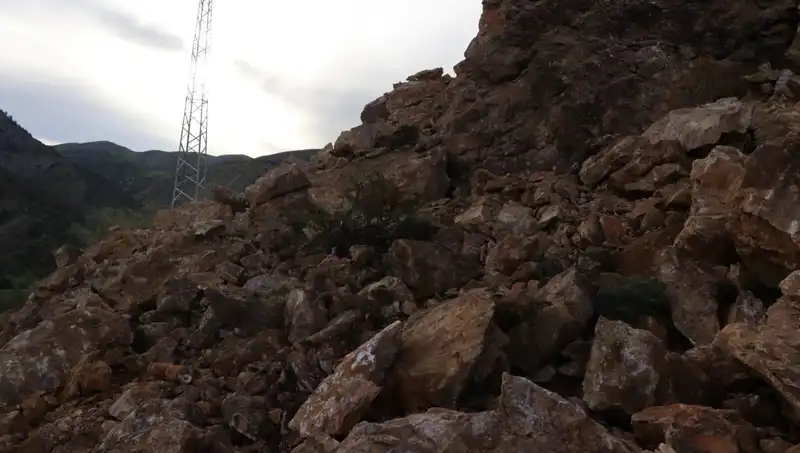 Erzurum'da Heyelan: Dev Kayalar Yolu Ulaşıma Kapandı, Panik Hava Müsait!