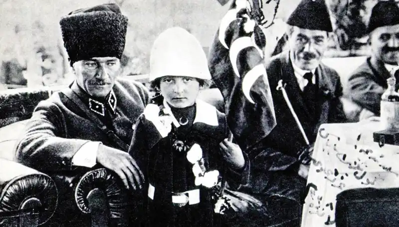 Unutulmaz Fotoğrafın Arkasındaki Dokunaklı Hikaye: O Şapkanın Altında Bir Bayram Doğdu