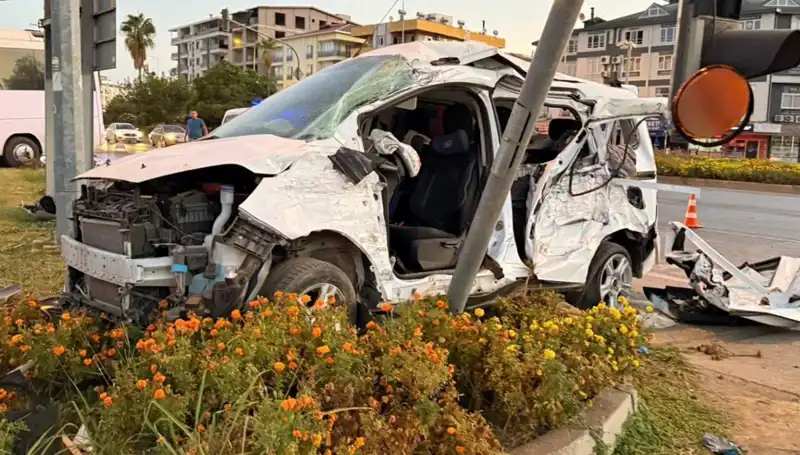 Antalya’da Midibüs ile Hafif Ticari Araç Çarpıştı, 6 Kişi Yaralandı