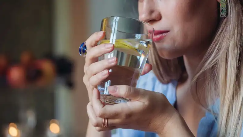 Aç Karnına 1 Litre Su İçmenin Faydaları: Sağlığınız İçin Neler Bekleyebilirsiniz?