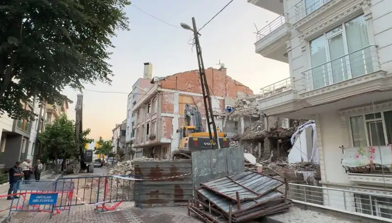 İki Sokak Karanlıkta Kaldı: Yıkılmakta Olan Bina Elektrik Kablolarını Kopardı
