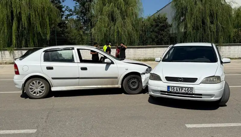 İki Araç Çarpıştı: Korkutan Kaza Sonucu İki Yaralı