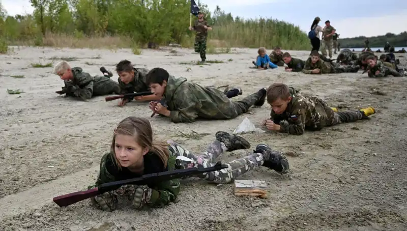 Rusya’daki 8 Yaşındaki Savaşçılar: Askeri Kampta Büyülü Bir Dünya